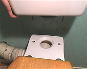 CHANGEMENT JOINT DE CUVETTE 

Lorsque vous constatez une fuite entre le réservoir et la cuvette des WC, c'est que le joint assurant l'étancheité est défectueux. 

Durée : 2'31