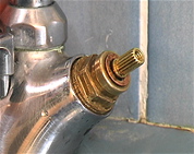 CHANGEMENT DE CLAPETS

Lorsque votre robinet goutte même en le serrant fortement, ceci est du aux clapets qui sont usés et qui doivent tre changés.

Durée : 2'32