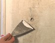 Avant de repeindre, de poser du papier peint ou un revtement mural, il est impratif de reboucher les trous en appliquant un enduit de rebouchage et un enduit de finition ou lissage  l'aide d'un couteau de peintre. Les murs doivent tre parfaitement prpars avant de commencer les travaux. Le principe est le mme pour un plafond.

Dans le cas ou vos murs sont humides, il sera ncessaire de les traiter avant de voir apparatre des fissures, des moisissures...

Le traitement de l'humidit des murs fera l'objet d'une vido prochanement dans notre rubrique maonnerie.