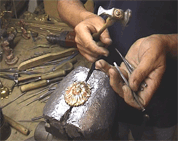 Reportage bronze et lumière Faubourg Saint-Antoine :

ciseleur, restauration et fabrication de bronze

Durée 4'12